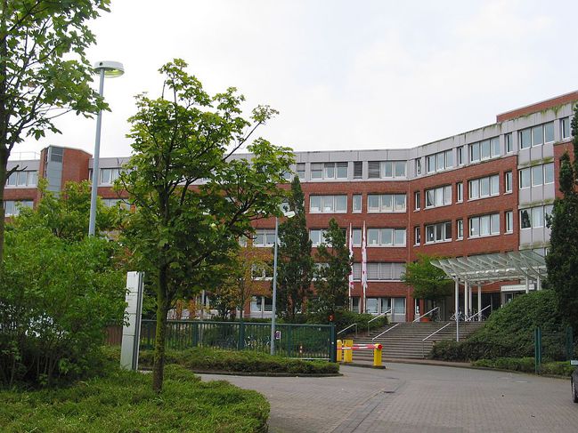 Dienstgebäude des ZRB in Kiel; moderner, fünfgeschossiger Klinkerbau (Bild hat eine Langbeschreibung)