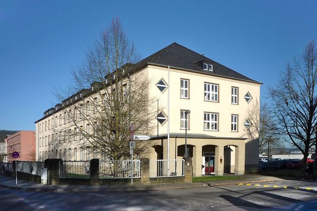 Dienstgebäude der Bundeskasse in Trier; helles, dreigeschossiges Gebäude (Bild hat eine Langbeschreibung)